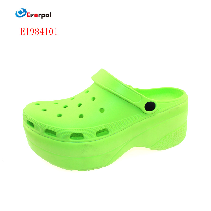 Slippers Clogs ຂອງແມ່ຍິງສາມາດດຸ່ນດ່ຽງການກໍ່ສ້າງທີ່ມີນ້ໍາຫນັກເບົາແລະຄວາມທົນທານປະຈໍາວັນໄດ້ແນວໃດ?